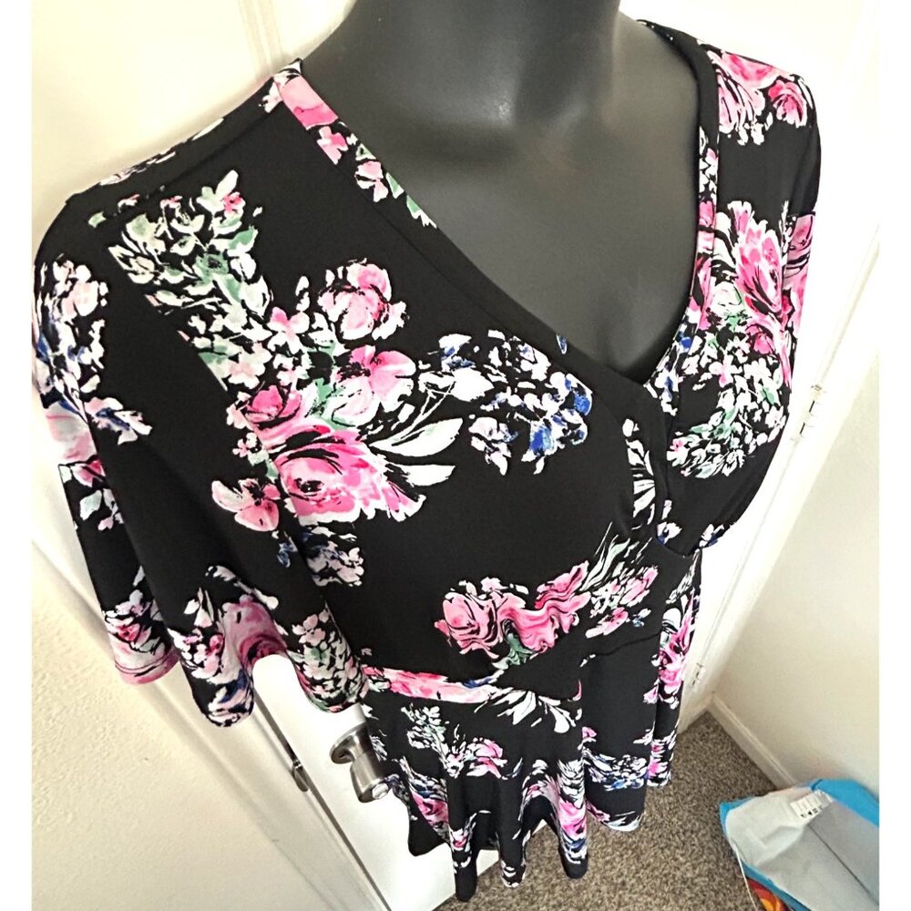 Torrid Black Floral V-Neck Peplum Blouse - Picture 4 of 8